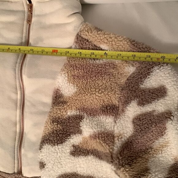 Cupid Sherpa Stand Collar Camo Print Sweater Pullover Size L - Picture 3 of 11